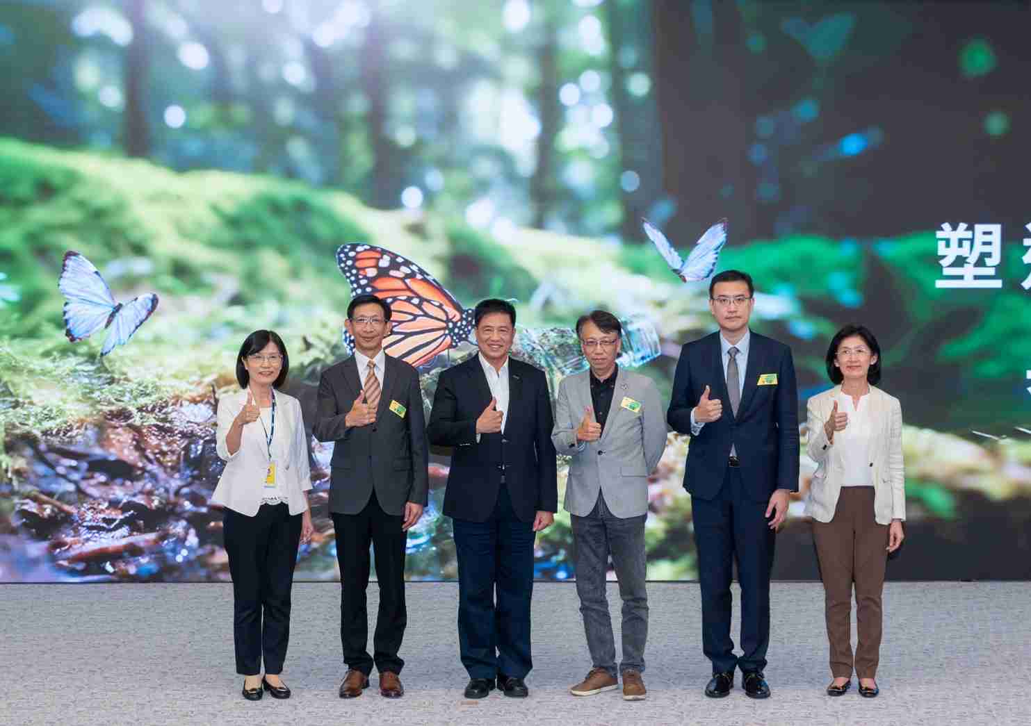 友達2023 CSR共榮大會，，邀請領域專家分享交流生物多樣性管理趨勢、、無塑產品、、海廢永續塑料等議題  （圖左到右：友達光電永續長古秀華、、、、3M台灣技術長陳君杰、、、友達光電董事長暨集團策略長彭双浪、、光寶科技企業永續發展處處長陳慶暉、、、、安永聯合會計師事務所執業會計師曾于哲、、、友達光電供應鏈總部副總經理吳宜芳）