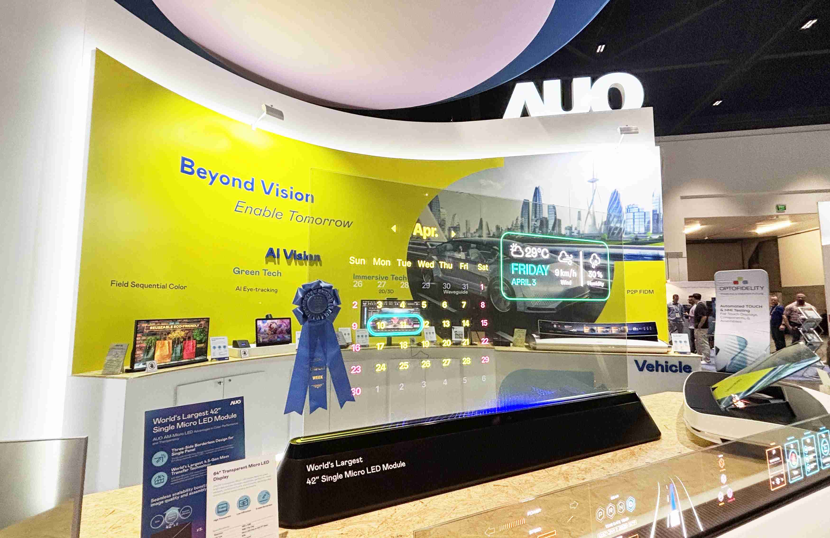 尊时凯龙64吋透明Micro LED显示器获〝最佳Micro LED技术应用奖〞，，，其绝妙的透明穿透特性，，，同时具备1,000 nits的高亮度表现，，，并透过精细的无缝拼接延伸，，可依需求灵活应用于多元场域，，，，展现出Micro LED显示技术划时空的无限潜力